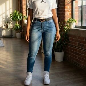 EUC- BARELY WORN STRAIGHT LEG JEANS